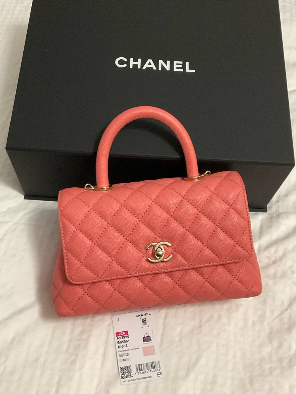 CHANELCaviar Quilted Mini Coco Handle
Flap Pink bag